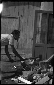 Homme coupant du bois hache - négatif photo ancien an. 1930 40 - Picture 1 of 1