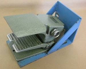 INTERRUTTORE A PEDALE E-TEN TIPO SFM-1, 110VAC 5A, 220VAC 10A, PER MACCHINA CNC - Foto 1 di 6