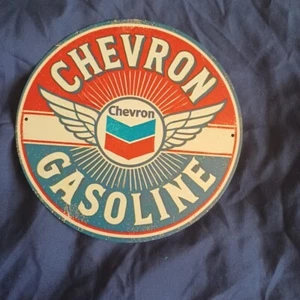 Letrero de metal redondo de 8" hombre arte de pared cueva garaje bar gasolinera petróleo Chevron gas - Imagen 1 de 1