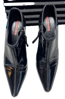 PRADA CHAROL NEGRO MUJER 7 BOTINES TACÓN MEDIO CREMALLERA LATERAL PUNTERA PUNTIAGUDA Italia Foto 1 de 4