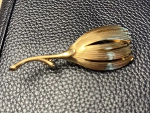 Crown Trifari Gold Tone Brooch Chrysanthemum Bud. Vintage Costume Jewelry - Picture 1 of 8