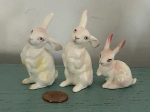 Vintage links weiß Hase Kaninchen Keramik Figur Menge 3 kleine Osterdekoration WINZIG - Bild 1 von 1