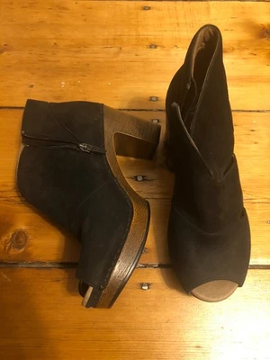 Botines Dansko Delphina de cuero nobuck fresado negro tacón peep-toe Foto 1 de 4