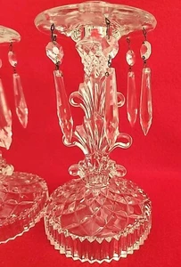 Juego de 2 soportes para candelabros Indiana Glass de 8,5" bobeche antiguo de 1920 y 6 prismas - Imagen 1 de 11