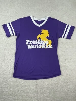 Camiseta Prestige Worldwide púrpura cuello en V logotipo grande talla mediana hermanastros Foto 1 de 4