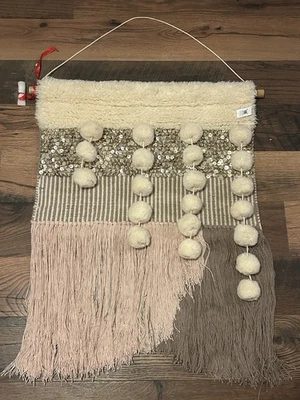 Franja de tapeçaria tecido pendurado na parede infantil celeiro de cerâmica West Elm - Imagem 1 de 4