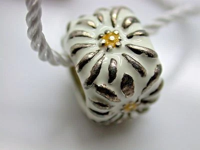 DIJE PORCELANA PERSONA PLATA ESTERLINA .925 BLANCO CUADRADO FLOR ESMALTE NUEVO B20 Foto 1 de 3