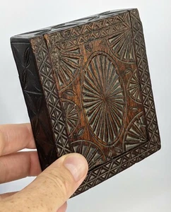 17th/18th century Treen Chip Carved Wooden Box - Beautiful Patina Folk Art  - Picture 1 of 10