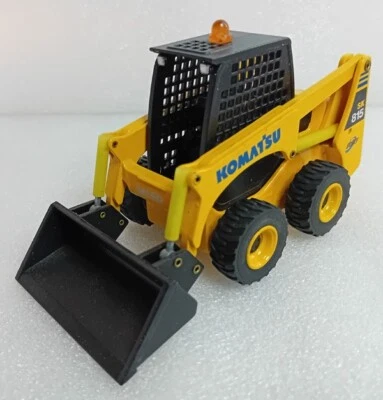 KOMATSU SK815 UTILITY ESCAVATORE MINI ESCAVATORE scala 1/32 OLD CARS OLCKOM1 - Immagine 1 di 3