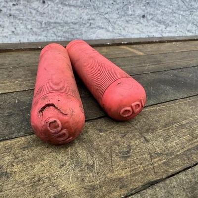 Empuñaduras para bicicleta de montaña ODI Attack Mushroom rosa par corte de un extremo usado logotipo ODI Foto 1 de 4