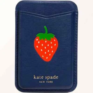 Portefeuille téléphone magnétique Kate Spade x New York Strawberry neuf dans sa boîte neuf avec étiquette - Photo 1 sur 3