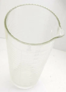 Glass 32oz 2 Pint Beaker Graduate with Pour Spout - Lab Tapered VINTAGE M03 - Picture 1 of 6