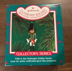 Hallmark Wäscheklammer Soldat Sammlerserie französischer Offizier 1986 #5 mit Box - Bild 1 von 5