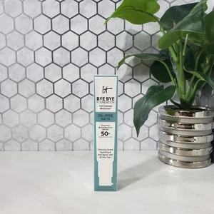 It Cosmetics Bye Bye Foundation Full Coverage Oil Free Matte 1 oz Medium Tan - Picture 1 of 7