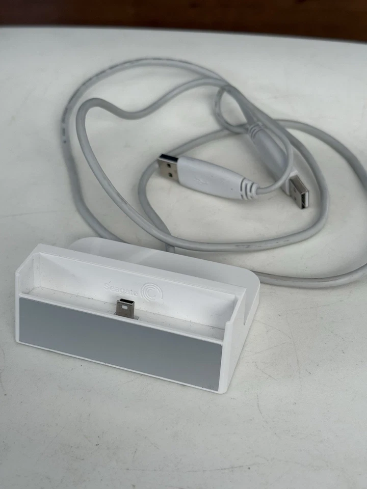 Base Seagate FreeAgent Go blanca con cables N.º de parte: 100524044 USB 2.0 a USB 3.0 Foto 1 de 4