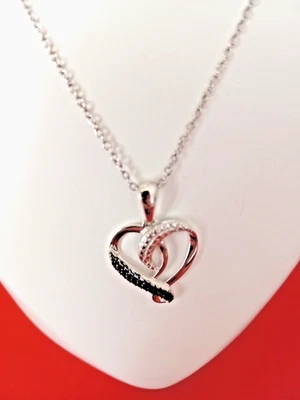 Colgante de corazón de platino sobre plata con acento de diamante azul (IR) cadena de acero inoxidable Foto 1 de 4