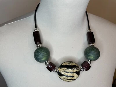 Elegante collana etnica osso tigrato, resina verde scuro, vetri siriani, caucciù - Immagine 1 di 4