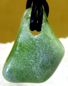 Seltener PERIDOT Trommelstein gebohrt EDELSTEIN ANHÄNGER m. LEDERBAND Nr.7 - Bild 1 von 2