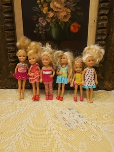 Lotto 6 bambole Barbie sorelle e amici Mattel 2010 Chelsea con vestiti e SCARPE - Foto 1 di 12