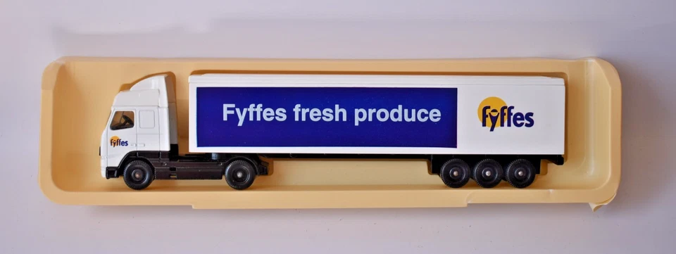 1/:76 'OO' GAUGE  LLEDO PROMOVERS VOLVO FH12 FYFFES PRODUCE - Image 1 of 1