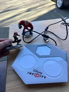 Disney Infinity USB Portal Base Pad mit 2 Figuren Mr Incredible, Black Widow - Bild 1 von 7