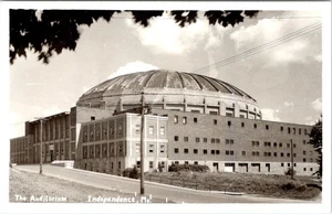 RPPC, Unabhängigkeit MO Missouri DAS AUDITORIUM Kirche ~ Religion ca 1940er Postkarte - Bild 1 von 2