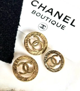CHANEL 1990s VINTAGE CC XXL LARGE HAMMERED GOLD 3 BUTTONS FABRIC SWATCH SIGNED - Picture 1 of 5