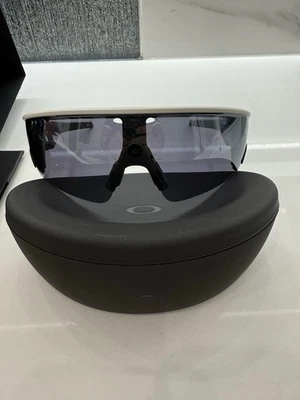 Gafas de sol Oakley Meta Vanguard con Meta AI, marco blanco, lentes negras Prizm Foto 1 de 4