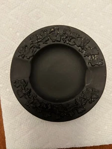 Vintage 1954 Wedgwood Jasperware Chelsea Grape Black Basalt Personal Ashtray - Bild 1 von 4
