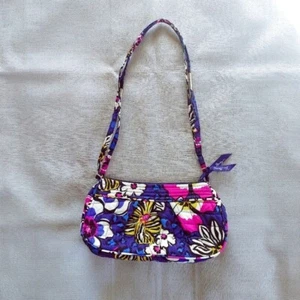 Vera Bradley Umhängetasche gesteppt marineblau & lila Blumen mit verstellbarem Riemen - Bild 1 von 5