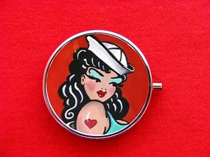 SAILOR PIN UP GIRL TATTOO RING SCHMUCK VERSTECK RUND NEUWERTIG METALL PILLENDOSE ETUI - Bild 1 von 2