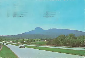 Pilot Mountain State Park mit 70er Autos im Vordergrund NC Vintage 70er Postkarte  - Bild 1 von 2