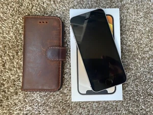 Apple iPhone SE 1ère Génération avec Coque Téléphone Cuir | 32 Go Débloqué - Photo 1 sur 8