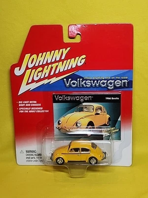 Johnny Lightning 1966 Volkswagen Beetle литая модель 1:64 желтая - Изображение 1 из 4