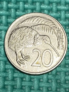 1982 New Zealand 20 Cent Coin Good Collectable Condition - Picture 1 of 5