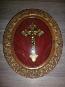 ANCIEN CADRE OVALE/BOIS CHENE/CROIX METAL DORé ENCADRE/VERRE bombé/39x47x3cm - Picture 1 of 5