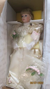THE ASHTON-DRAKE GALLERIES 1995 LISA DOLL IN ORIGINAL BOX - Picture 1 of 7