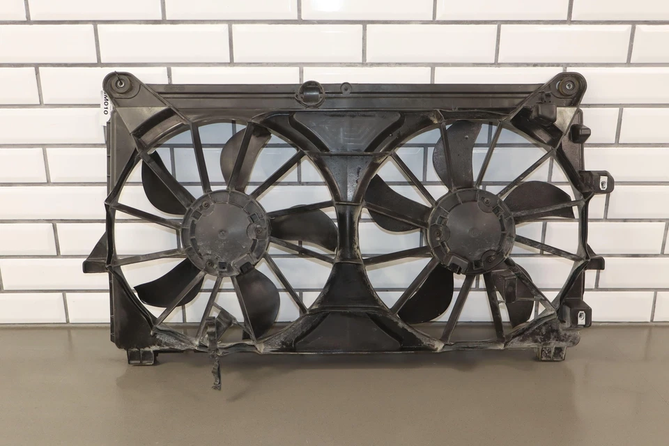 GMC Yukon Denali 2010-2014 ventilador de refrigeración eléctrico con cubierta OEM 6,2 L V8 Foto 1 de 4