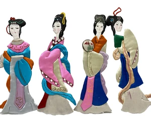4er Set Vintage Seide & Papier flache Geisha Puppe Ornamente asiatische Kunst Sammlerstücke - Bild 1 von 13
