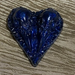 Blau schimmernde Krähe/Rabenschädel Herz, Resin, Unikat - Bild 1 von 7
