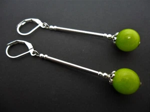A PAIR OF LIME GREEN PERIDOT JADE SILVER PLATED DANGLY LEVERBACK HOOK EARRINGS. - Picture 1 of 1