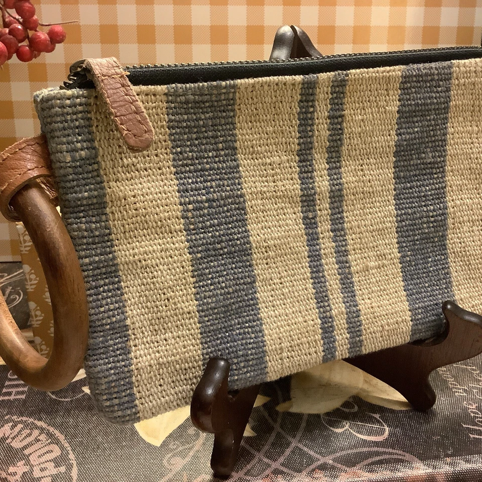 Mud Pie~Bolso de Mano a Rayas Azules y Crema~con Anillo de Madera Grande~Cremallera~8.5”L X 5”H~JUTE Foto 1 de 4