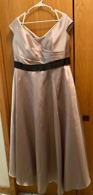 Vestido Oleg Cassini Beige Satinado MOB/Formal Talla 18W Foto 1 de 4