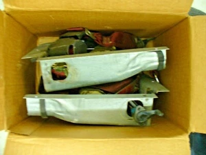 Juego de cinturones traseros con cuerpo G rojo fabricante de equipos originales de un Pontiac Grand Prix 1985 *USADO* - Imagen 1 de 10