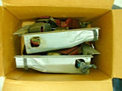 Juego de correas traseras G-Body rojas OEM de un Pontiac Grand Prix 1985 *USADO* Foto 1 de 4