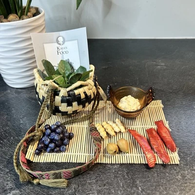 American Girl Doll Kaya Trading Feast Foods Set Completo con Estera Tule y Cesta Foto 1 de 4