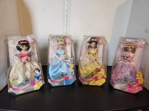 4 Disney Prinzessinnen 8 Zoll Messing Andenken Puppen Belle Aurora Aschenputtel Schneewittchen - Bild 1 von 12