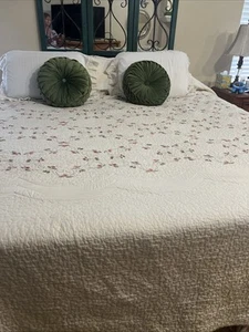 King Sized Vintage Quilt with Embroidered Floral Design - Picture 1 of 5