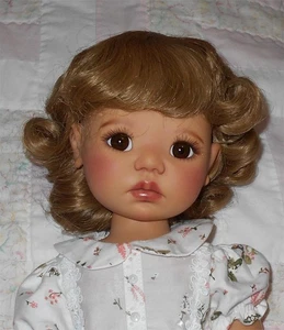 Peluca muñeca Playhouse BECKY TALLA 12/13 FRESA pelo corto grueso y rizos y flequillos nueva con etiquetas - Imagen 1 de 5