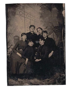 Antikes Farbbild um 1880 sechs junge Frauen Damen Gruppenportrait bemalt Hintergrund - Bild 1 von 2